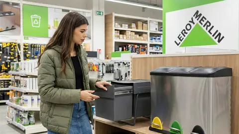 Leroy Merlin ficha dos cubos de reciclaje que ayudan a separar todo de residuos y que se integran a la perfecci&oacute;n en la cocina