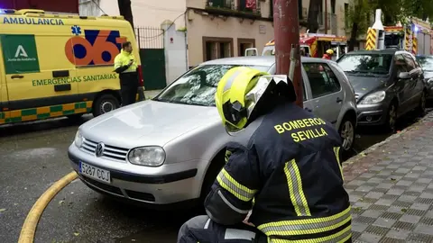 Bomberos, en el incendio declarado en la calle Pag&eacute;s del Corro en Sevilla