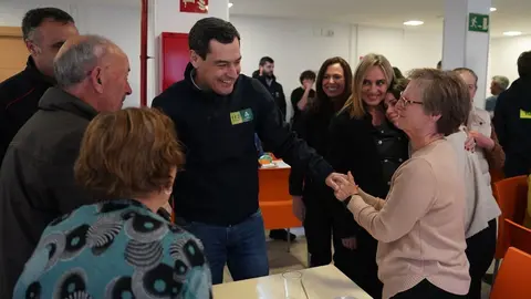 Juanma Moreno, durante su visita a Granada para visitar a los damnificados por el temporal