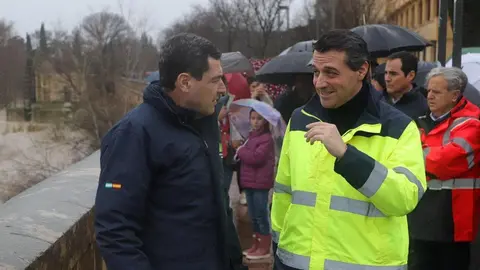 Jos&eacute; Mar&iacute;a Bellido, alcalder de C&oacute;rdoba, junto al presidente de la Junta de Andaluc&iacute;a, Juanma Moreno