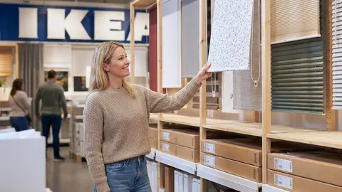 Una mujer en la secci&oacute;n de estores de Ikea