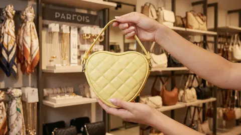 Mini bolso de mano coraz&oacute;n de Parfois