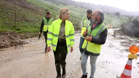 La presidenta de la Diputaci&oacute;n, de C&aacute;diz Almudena Mart&iacute;nez, durante una visita a Grazalema