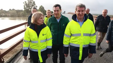 Feij&oacute;o junto a Mar&iacute;a Jos&eacute; Garc&iacute;a-Pelayo y Juanma Moreno | Cristo Garc&iacute;a
