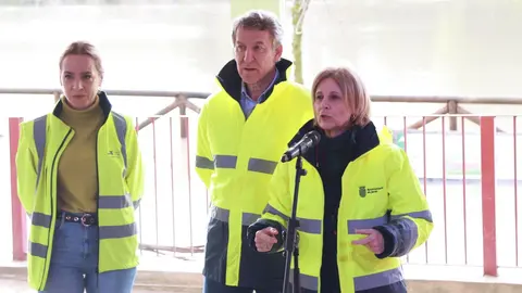 Mar&iacute;a Jos&eacute; Garc&iacute;a-Pelayo junto a Feij&oacute;o y Almudena Mart&iacute;nez | Cristo Garc&iacute;a