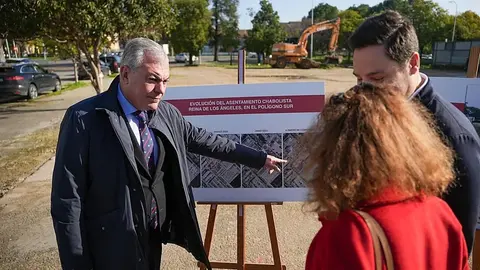 El alcalde Jos&eacute; Luis Sanz en su visita a los terrenos donde se ubicaban estas chabolas