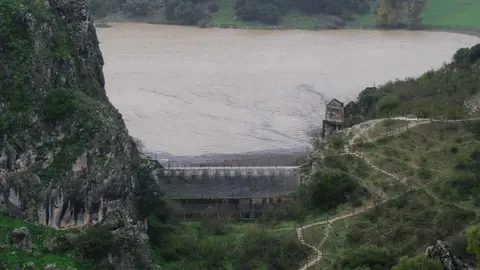 La presa de Montejaque comienza a aliviar agua en M&aacute;laga