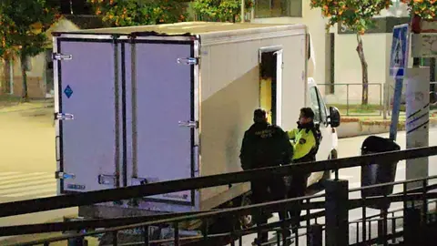 Guardia Civil y Polic&iacute;a Local mantienen el per&iacute;metro acordonado y no se permitir&aacute; la circulaci&oacute;n hasta que el veh&iacute;culo sea retirado