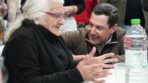 Juanma Moreno, durante su visita a reciente a los vecinos de Grazalema