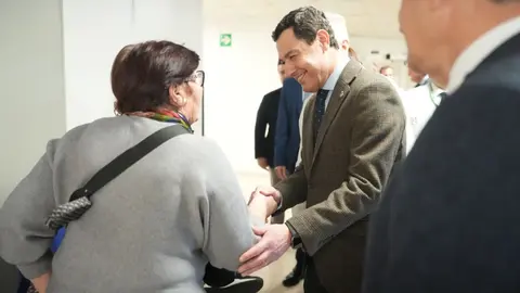 Juanma Moreno, durante su visita al hospital de Torrec&aacute;rdenas