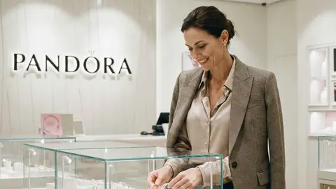 Pandora trata de llevar la elegancia a un nuevo nivel con una colecci&oacute;n de collares de perlas que parecen obras de arte
