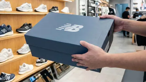 New Balance rompe con lo establecido al lanzar una sneaker que fusiona los dos conceptos est&eacute;ticos m&aacute;s virales: la est&eacute;tica blokecore y la tendencia retrofuturista