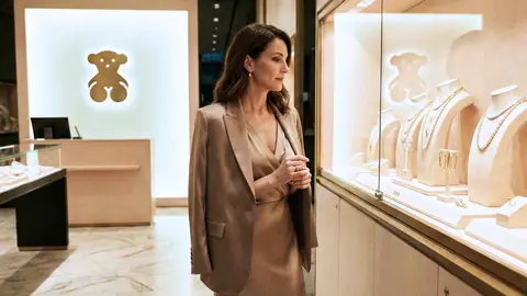 Clienta en una tienda de TOUS