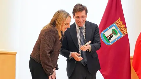 Marifr&aacute;n Carazo y Jos&eacute; Luis Mart&iacute;nez-Almeida, alcaldes de Granada y Madrid respectivamente