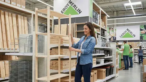 Una mujer en una tienda Leroy Merlin