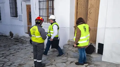 T&eacute;cnicos en una de las viviendas inspeccionadas