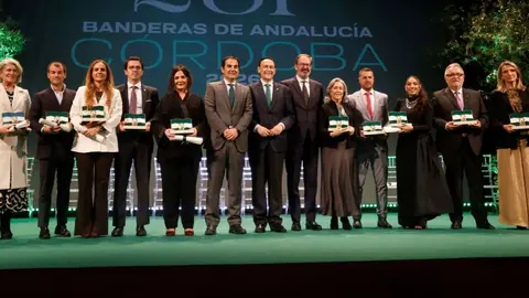 Imagen de los galardonados con las Banderas de Andaluc&iacute;a en C&oacute;rdoba