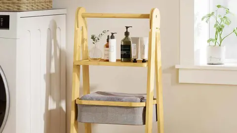 Estanter&iacute;a para ba&ntilde;o plegable de bamb&uacute;, HOMCOM en Amazon