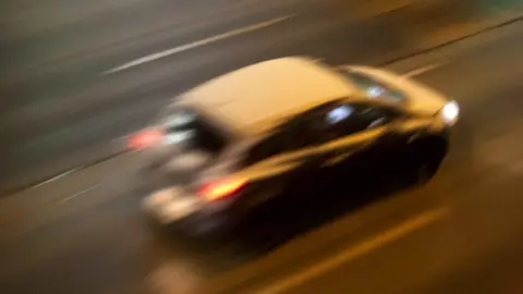 Un coche circulando a gran velocidad