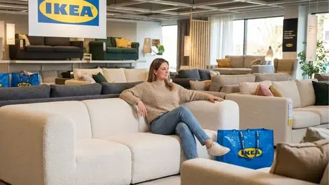 Tienda de Ikea secci&oacute;n de muebles para el sal&oacute;n