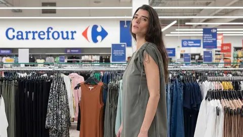 Secci&oacute;n de vestidos en Carrefour