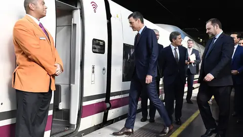 Pedro S&aacute;nchez subiendo al tren en una imagen de archivo
