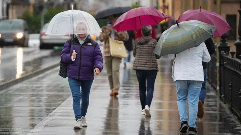 Gente con paraguas en una foto de archivo
