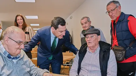 Juanma Moreno ha inaugurado la reforma acometida en el Centro de Participaci&oacute;n Activa de Camas | Salvador L&oacute;pez Medina