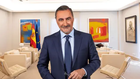 Carlos Herrera critica el &ldquo;no a la guerra&rdquo; de S&aacute;nchez y su enfrentamiento con Trump