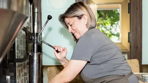 Cocinera de bar preparando churros