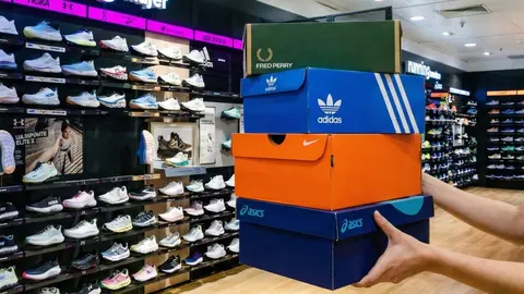 El Corte Ingl&eacute;s re&uacute;ne a Fred Perry, Adidas, Nike y ASICS en su selecci&oacute;n de zapatillas casual | Imagen apoyada en IA