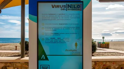 Mupi informativo en Fuengirola, M&aacute;laga, sobre el plan de actuaci&oacute;n ante la presencia de mosquitos portadores del Virus del Nilo