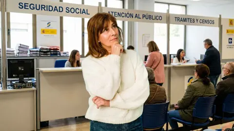 Una futura pensionista en una oficina de la Seguridad Social
