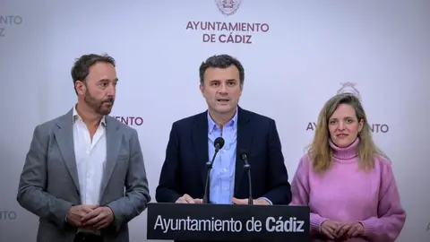 Bruno Garc&iacute;a, en el centro de la imagen, junto a Maite Gonz&aacute;lez y Jos&eacute; Manuel Cossi