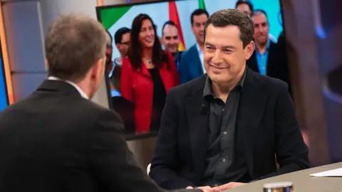 Juanma Moreno entrevistado por Pablo Motos en El Hormiguero de Antena 3.jpg
