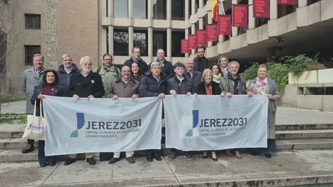 Foto de familia a las puertas del Ministerio de Cultura