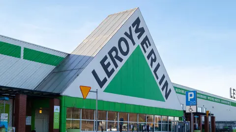 Leroy Merlin ahuyenta el calor de los jardines con tres pr&aacute;cticos y baratos parasoles de gran tama&ntilde;o