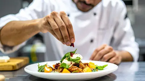 Un cocinero emplatando