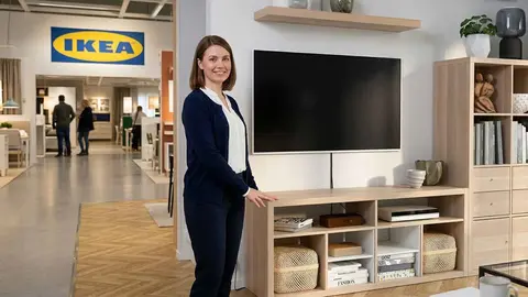 Ikea consigue sacar el m&aacute;ximo partido a salones peque&ntilde;os con este conjunto de mueble de televisi&oacute;n con estanter&iacute;a