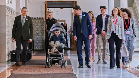 Juanma Moreno anuncia que el SAS facilitar&aacute; un tratamiento ante la 'piel de mariposa' | Salvador L&oacute;pez Medina