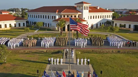 Acto de izado de la bandera de EEUU en la Base Naval de Rota