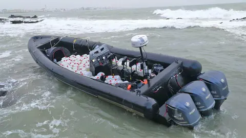 Una narcolancha con petacas de gasolina