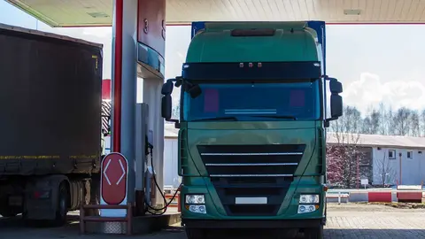 Un cami&oacute;n repostando gasolina