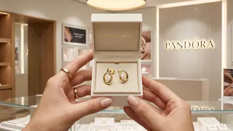 Pandora trata de exaltar la belleza de sus clientas con una preciosa colecci&oacute;n de pendientes de perlas y oro