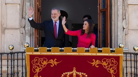 Los Reyes de Espa&ntilde;a en el balc&oacute;n principal del Ayuntamiento de Ja&eacute;n