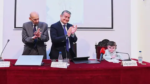 Antonio Sanz, junto a Leo, el peque&ntilde;o que sufre una enfermedad de las consideradas raras | Salvador L&oacute;pez Medina