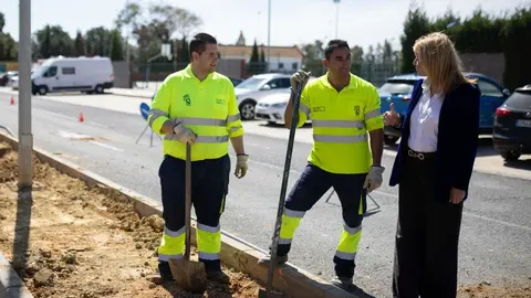 La alcaldesa de Huelva, Pilar Miranda, junto a dos trabajadores