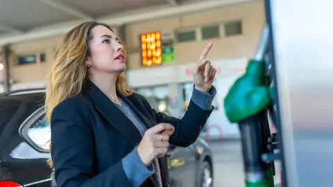 Una mujer en una gasolinera
