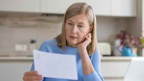 Una pensionista de la Seguridad Social revisa el estado de su pensi&oacute;n