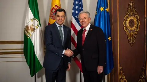 Juanma Moreno, junto al embajador de Estados Unidos en Espa&ntilde;a Benjam&iacute;n Le&oacute;n